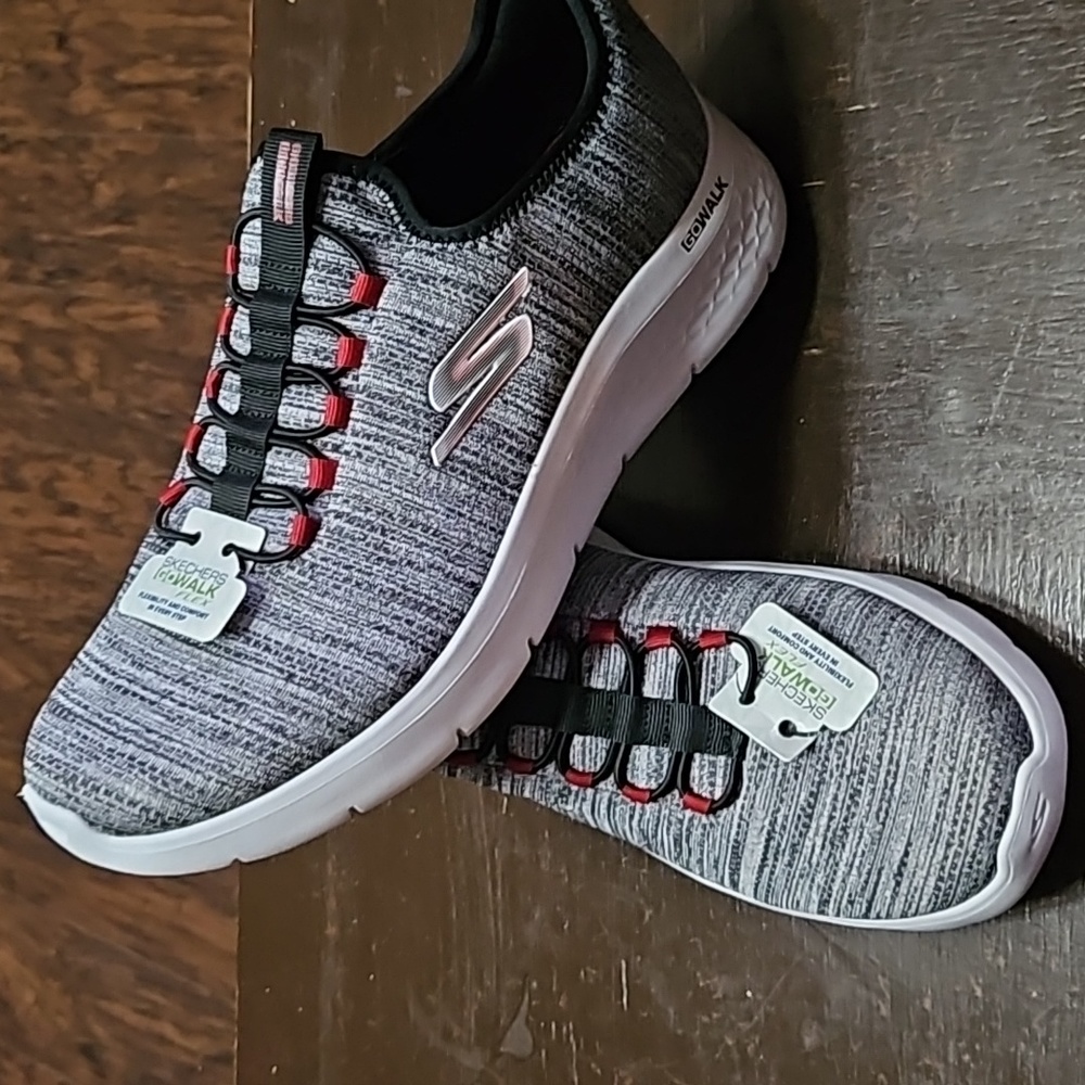 NEW  SKECHERS MEN'S SHOES SIZE 10.5